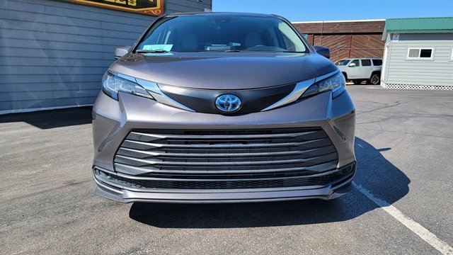 Used 2023 Toyota Sienna LE image 3