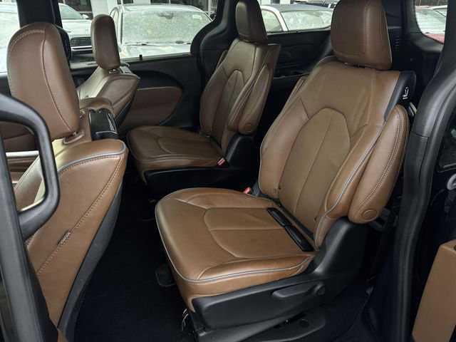 Used 2021 Chrysler Pacifica Limited w/ Uconnect Theater Family Group image 24