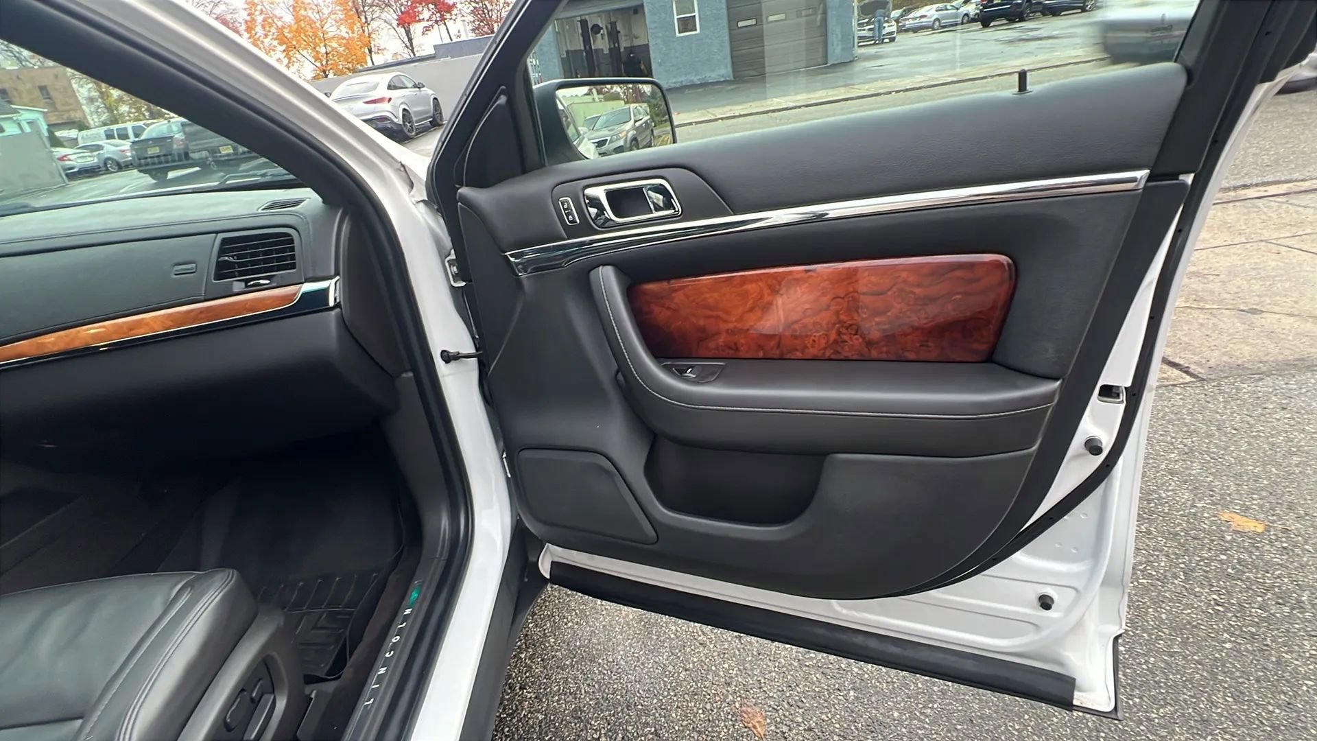 Used 2015 Lincoln MKS AWD w/ Equipment Group 101A image 29