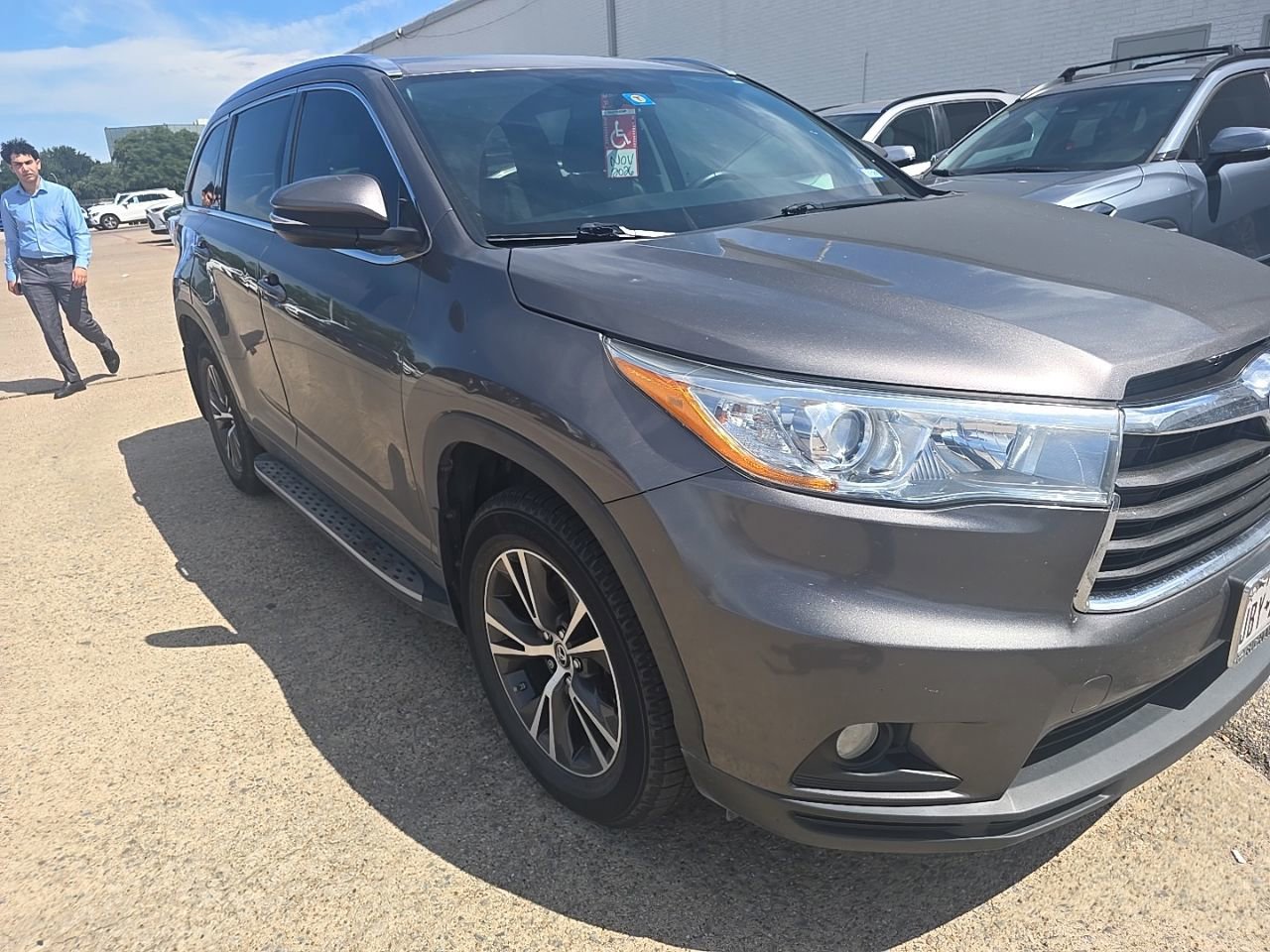 Used 2016 Toyota Highlander XLE FWD image 2