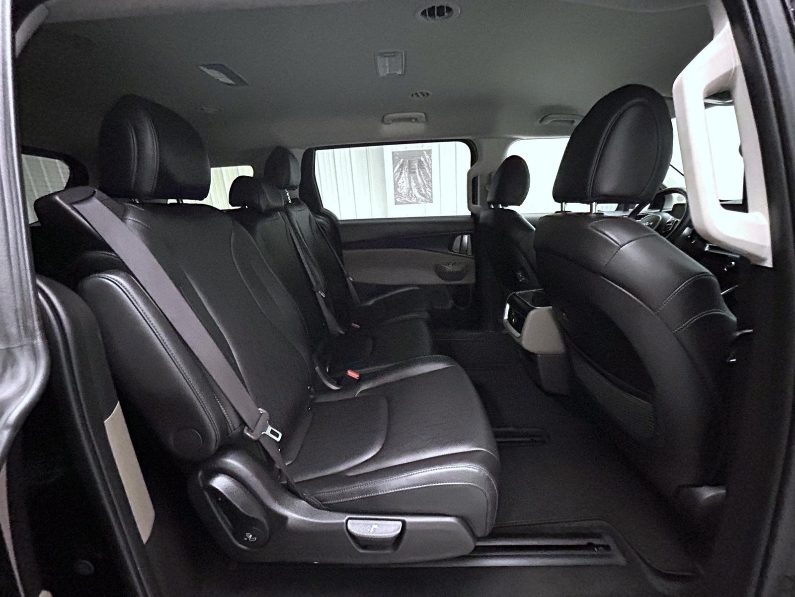 Used 2025 Kia Carnival FWD image 17