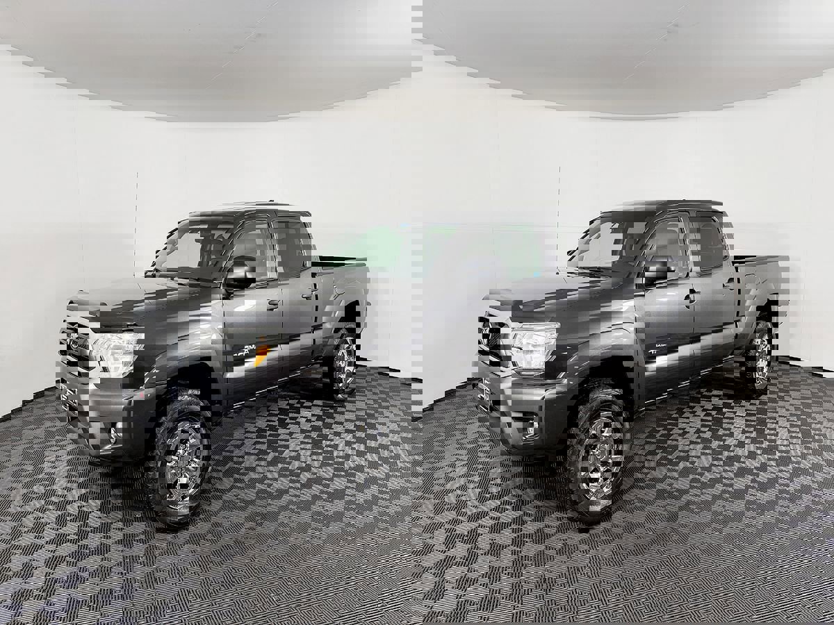 Used 2014 Toyota Tacoma w/ SR5 Package AWD/4WD image 2