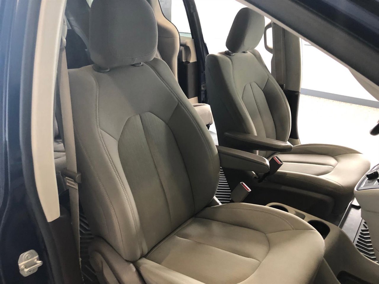 Used 2017 Chrysler Pacifica Touring w/ Tire & Wheel Group image 12