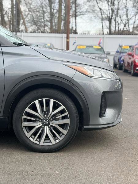 Used 2021 Nissan Kicks SV image 4