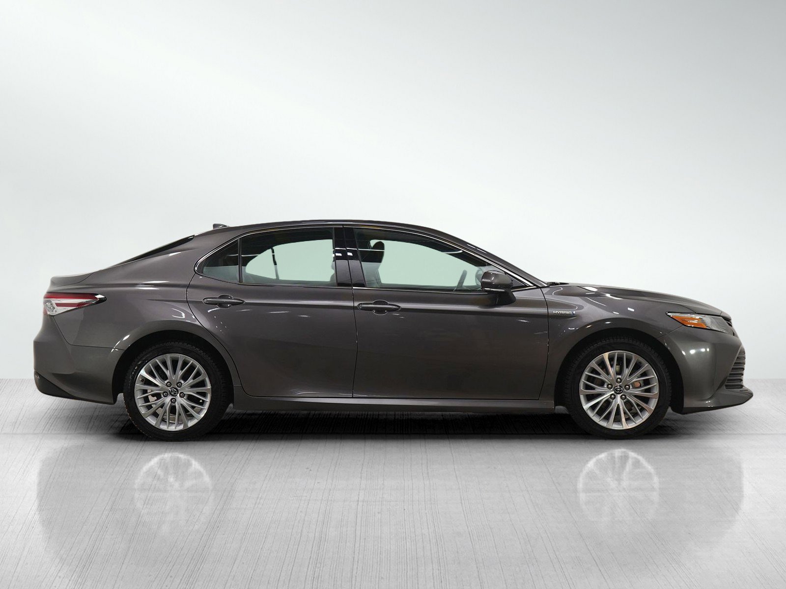Used 2020 Toyota Camry XLE image 6