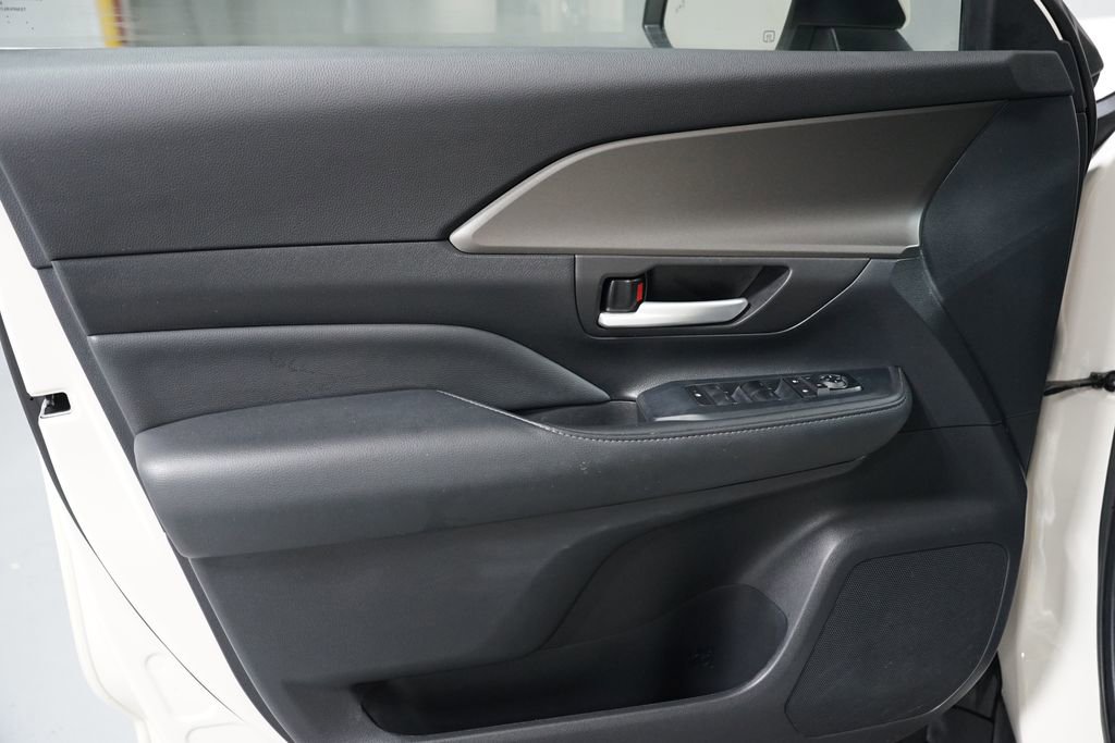 Certified 2024 Toyota Grand Highlander XLE image 30