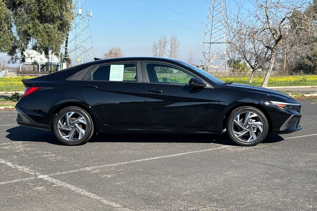 Used 2025 Hyundai Elantra SEL image 3
