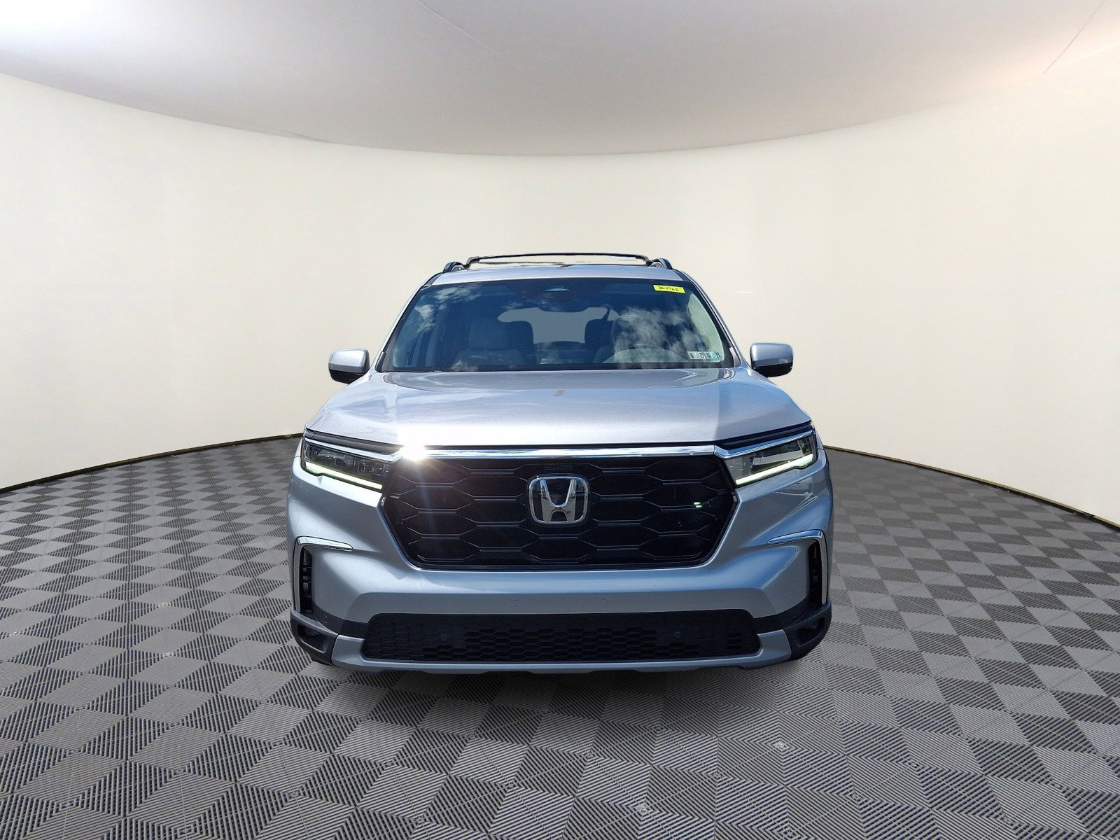 Used 2025 Honda Pilot Touring image 2