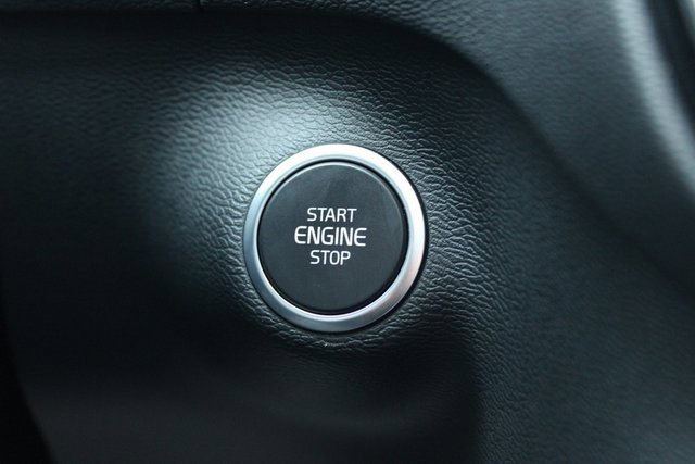 Used 2025 Volvo XC40 B5 Plus image 24