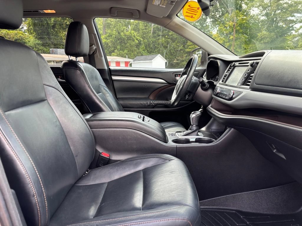 Used 2014 Toyota Highlander XLE FWD image 28