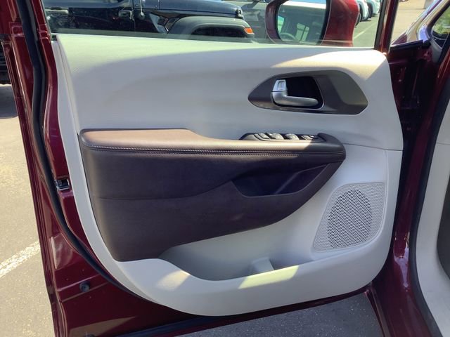 Used 2017 Chrysler Pacifica Touring-L image 9