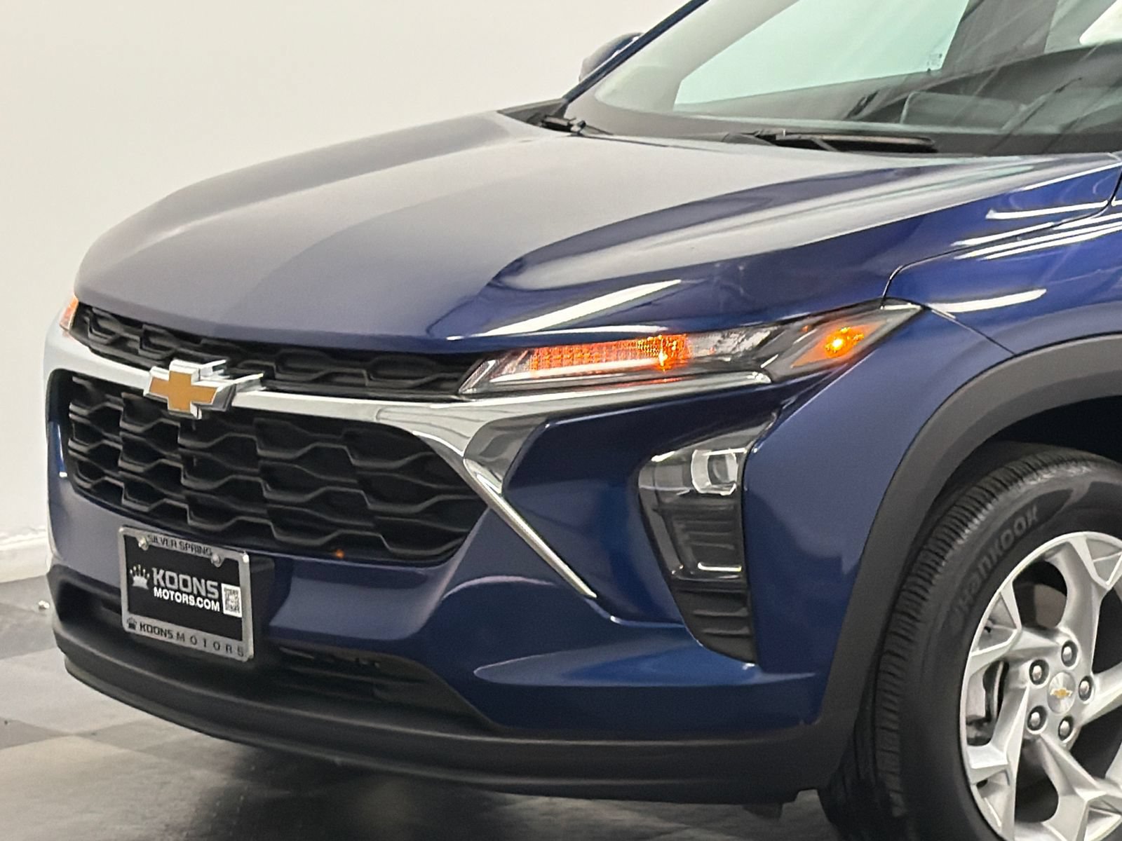 Used 2024 Chevrolet Trax LS w/ LS Convenience Package FWD image 2