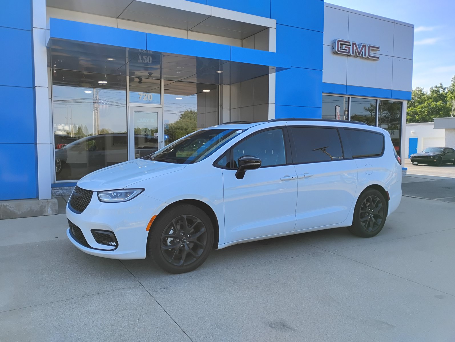 Used 2025 Chrysler Pacifica Limited FWD image 12
