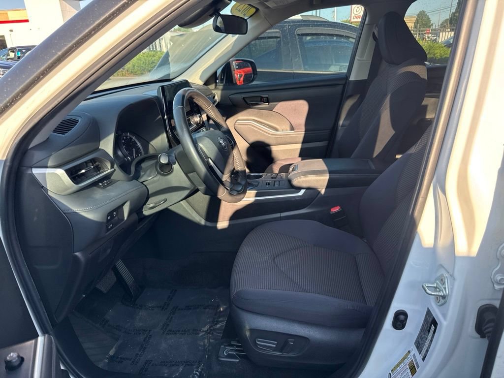 Used 2023 Toyota Highlander LE AWD/4WD image 5