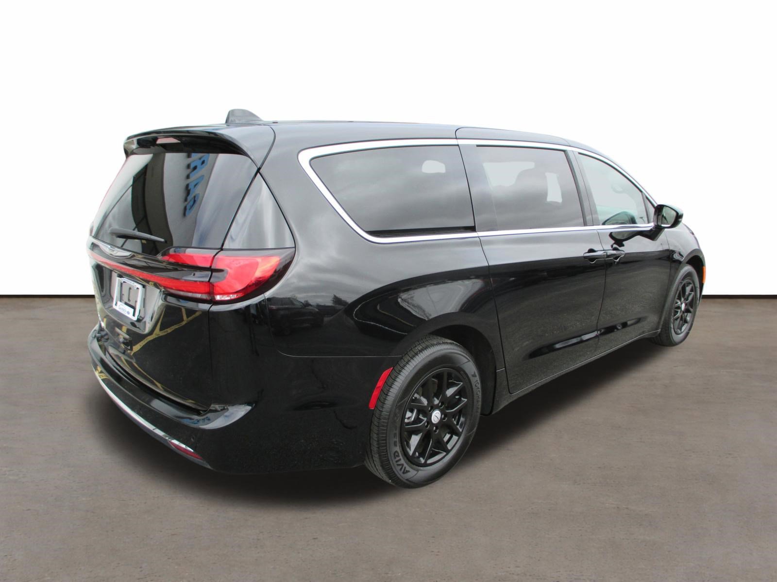 Used 2026 Chrysler Pacifica Select image 3