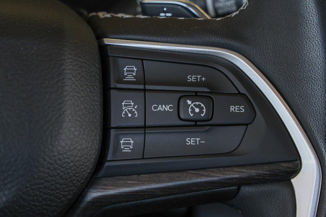 Used 2023 Jeep Grand Cherokee Limited w/ Black Appearance Package AWD/4WD image 25