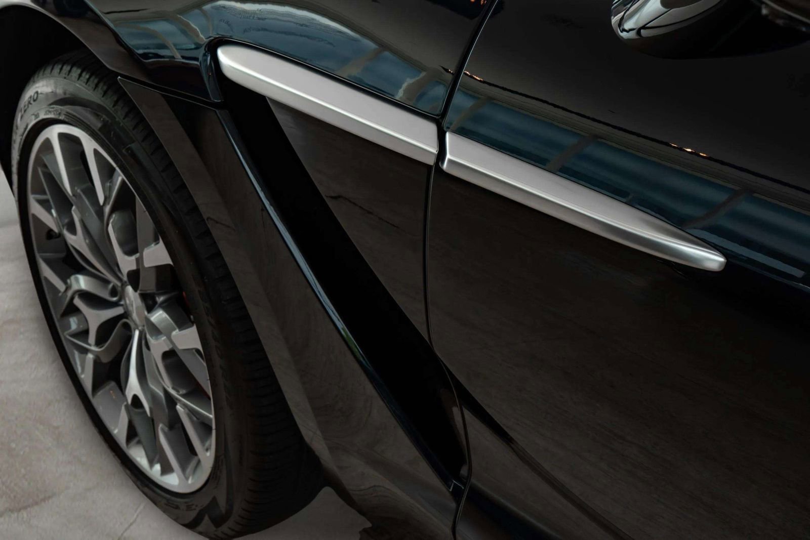 Used 2023 Aston Martin DBX AWD/4WD image 9