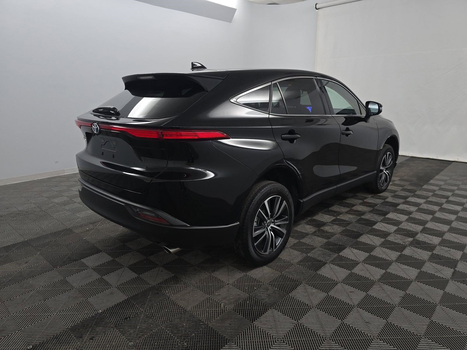 Used 2023 Toyota Venza LE AWD/4WD image 3