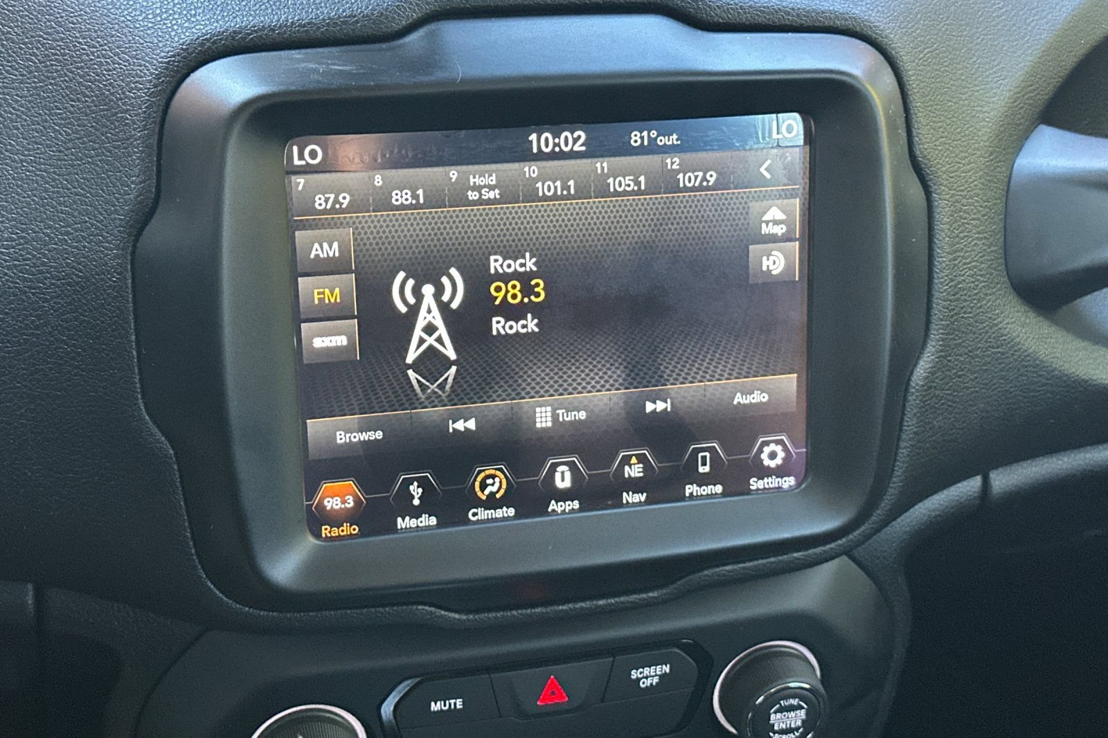 Used 2018 Jeep Renegade Altitude w/ UConnect 8.4 Nav Group AWD/4WD image 18