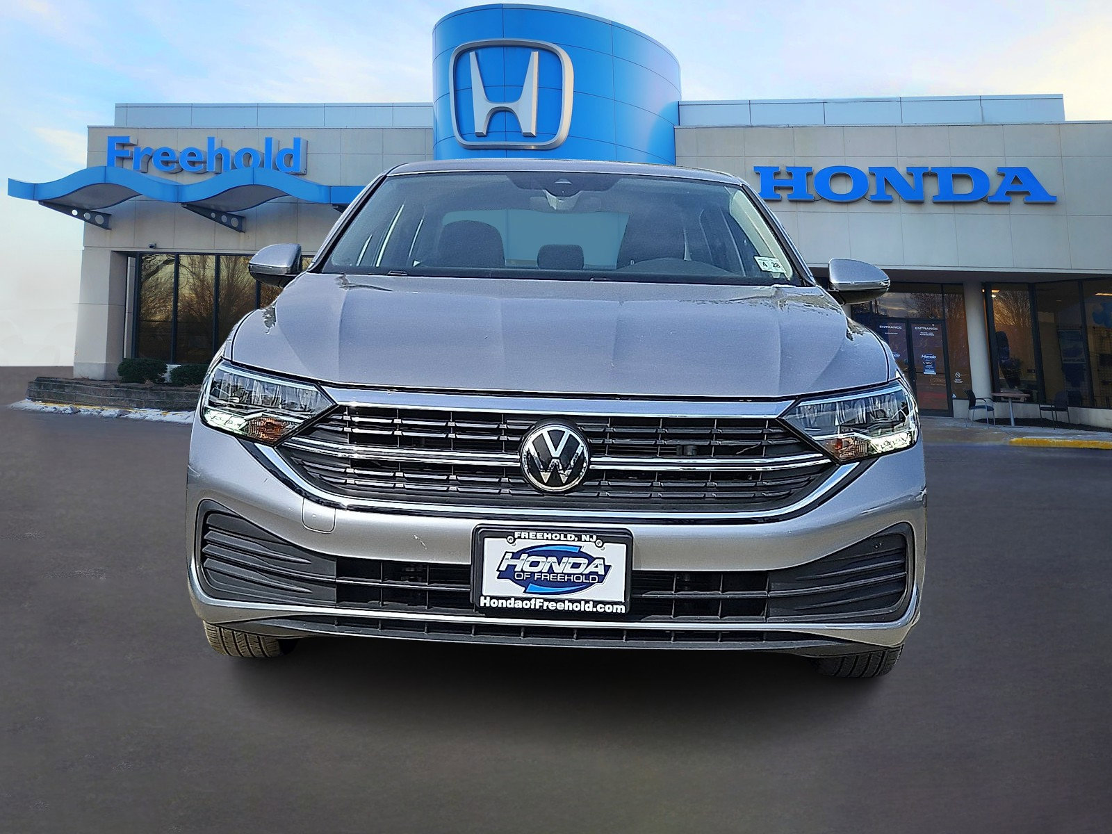 Used 2023 Volkswagen Jetta SE image 2