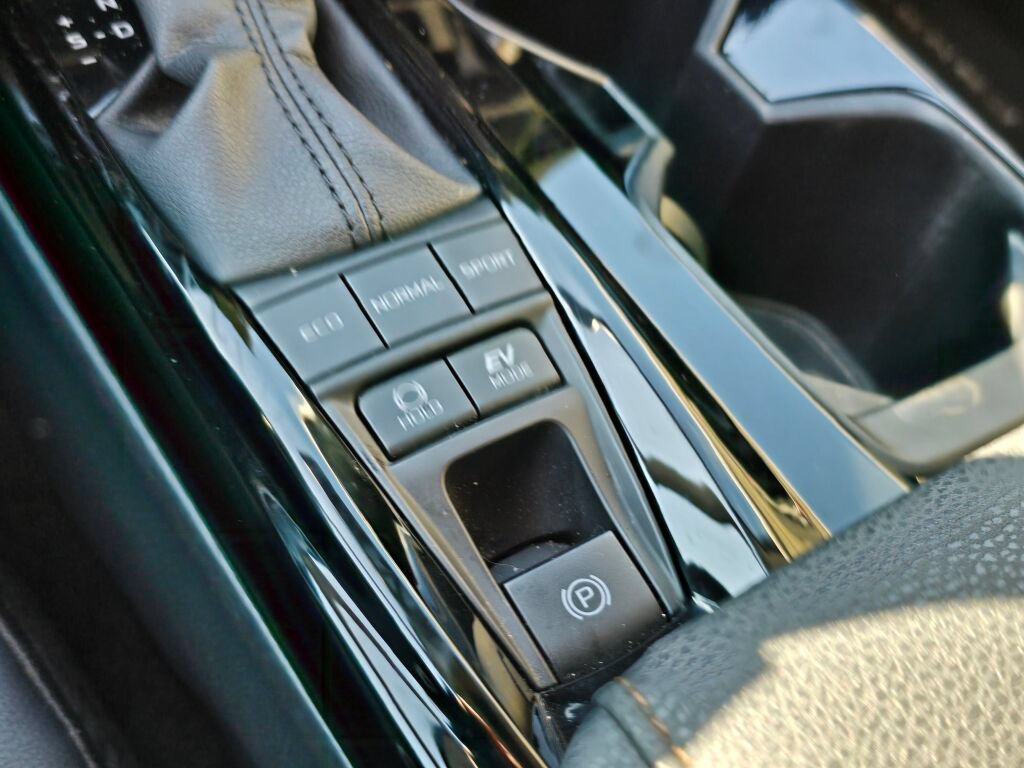 Used 2025 Toyota Camry XLE FWD image 33