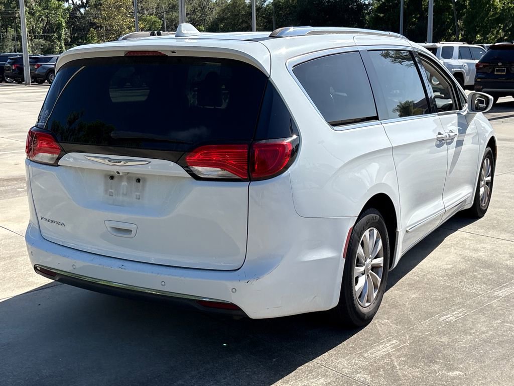 Used 2018 Chrysler Pacifica Touring-L FWD image 3