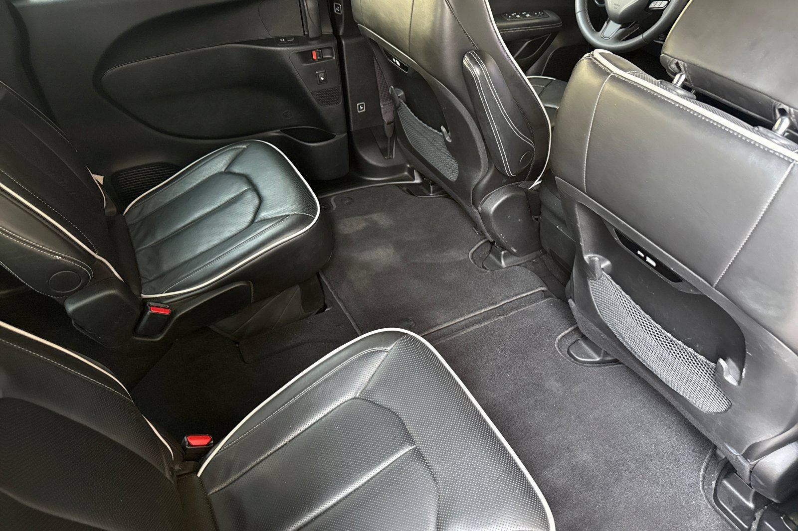 Used 2025 Chrysler Pacifica Limited FWD image 18