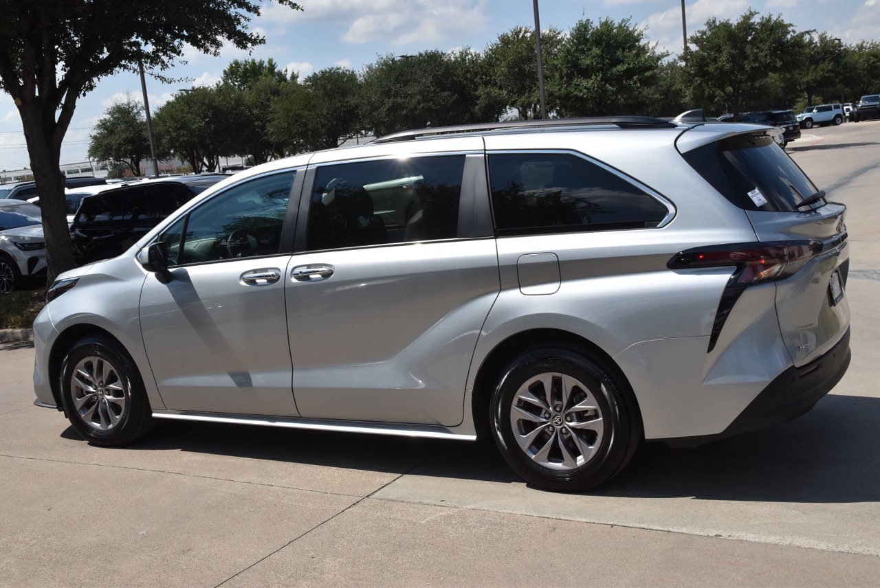 Used 2025 Toyota Sienna XLE FWD image 11