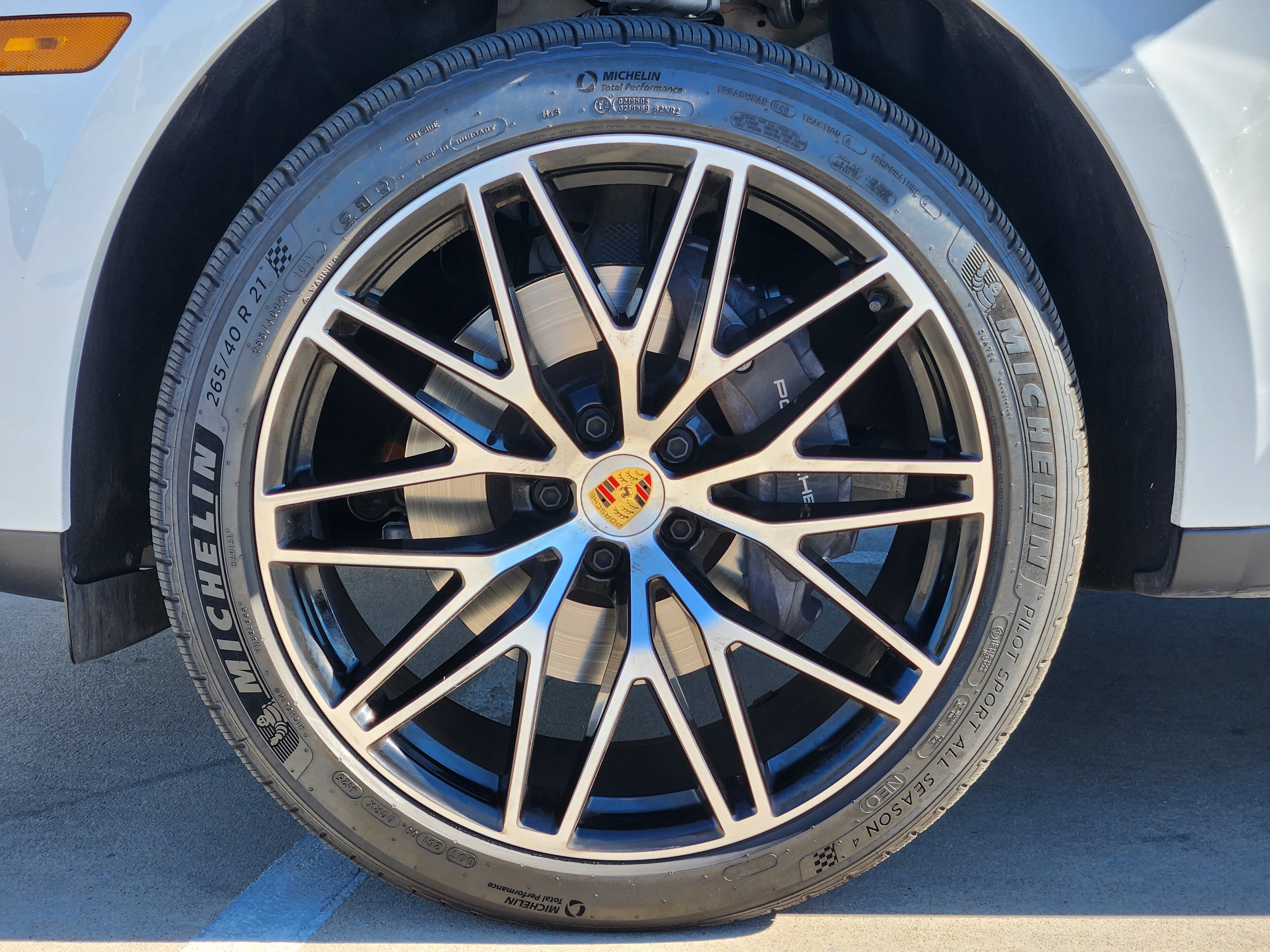 Certified 2026 Porsche Macan AWD/4WD image 34