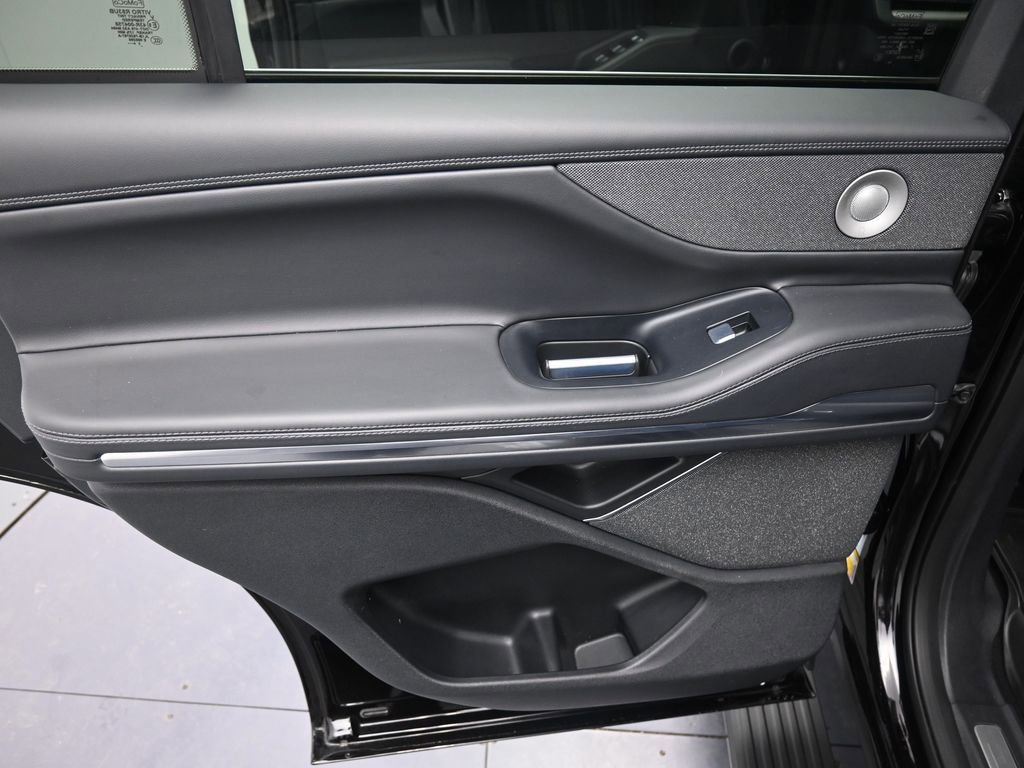 Used 2025 Lincoln Navigator Reserve image 26