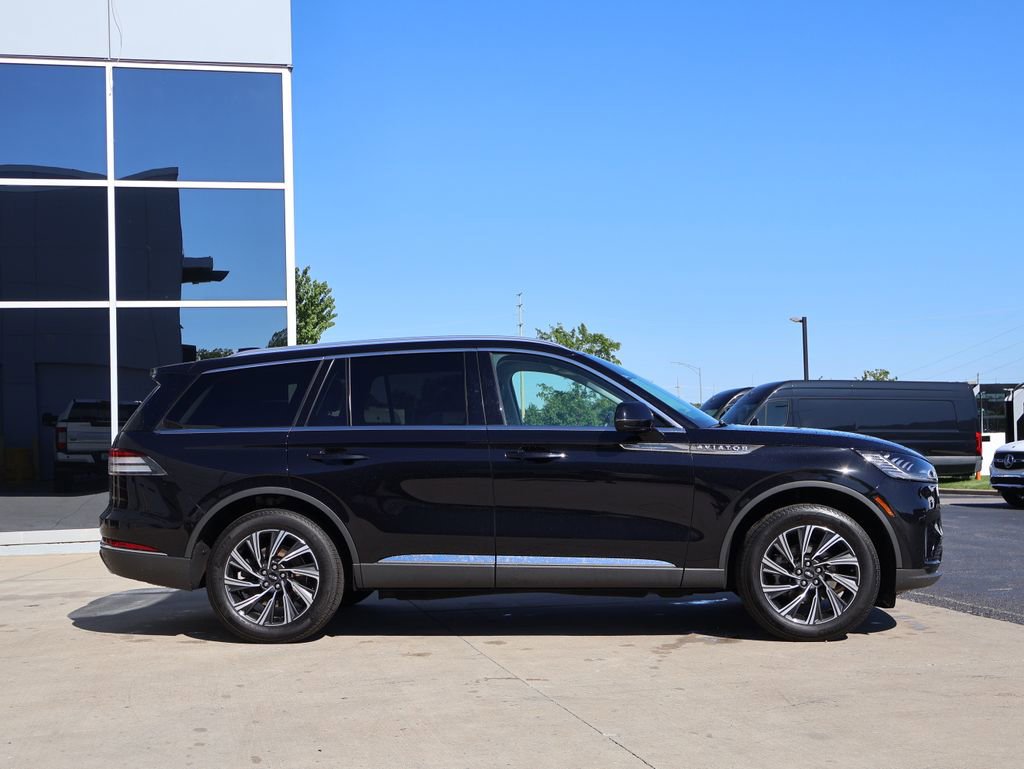 Used 2025 Lincoln Aviator AWD image 4
