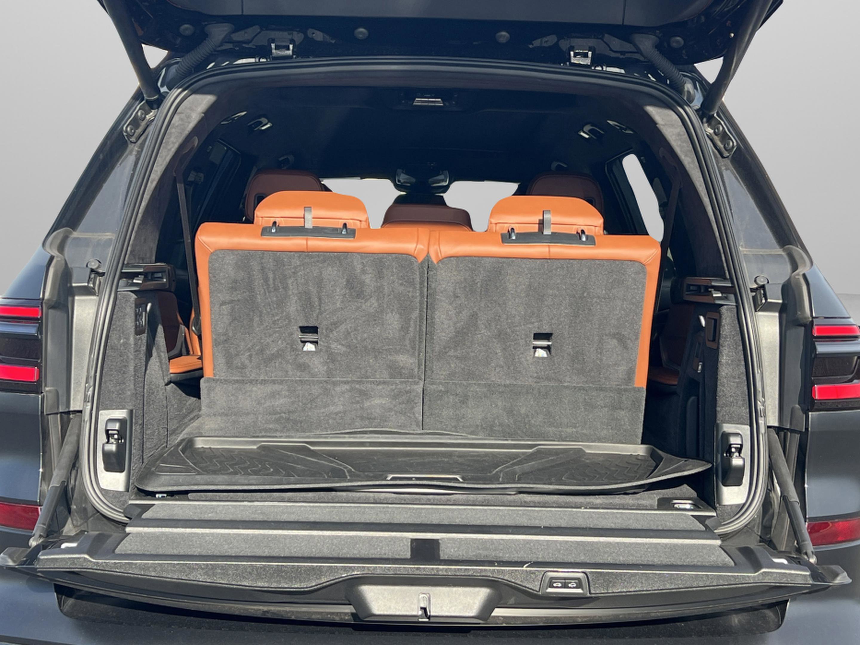 Used 2024 BMW X7 M60i image 27