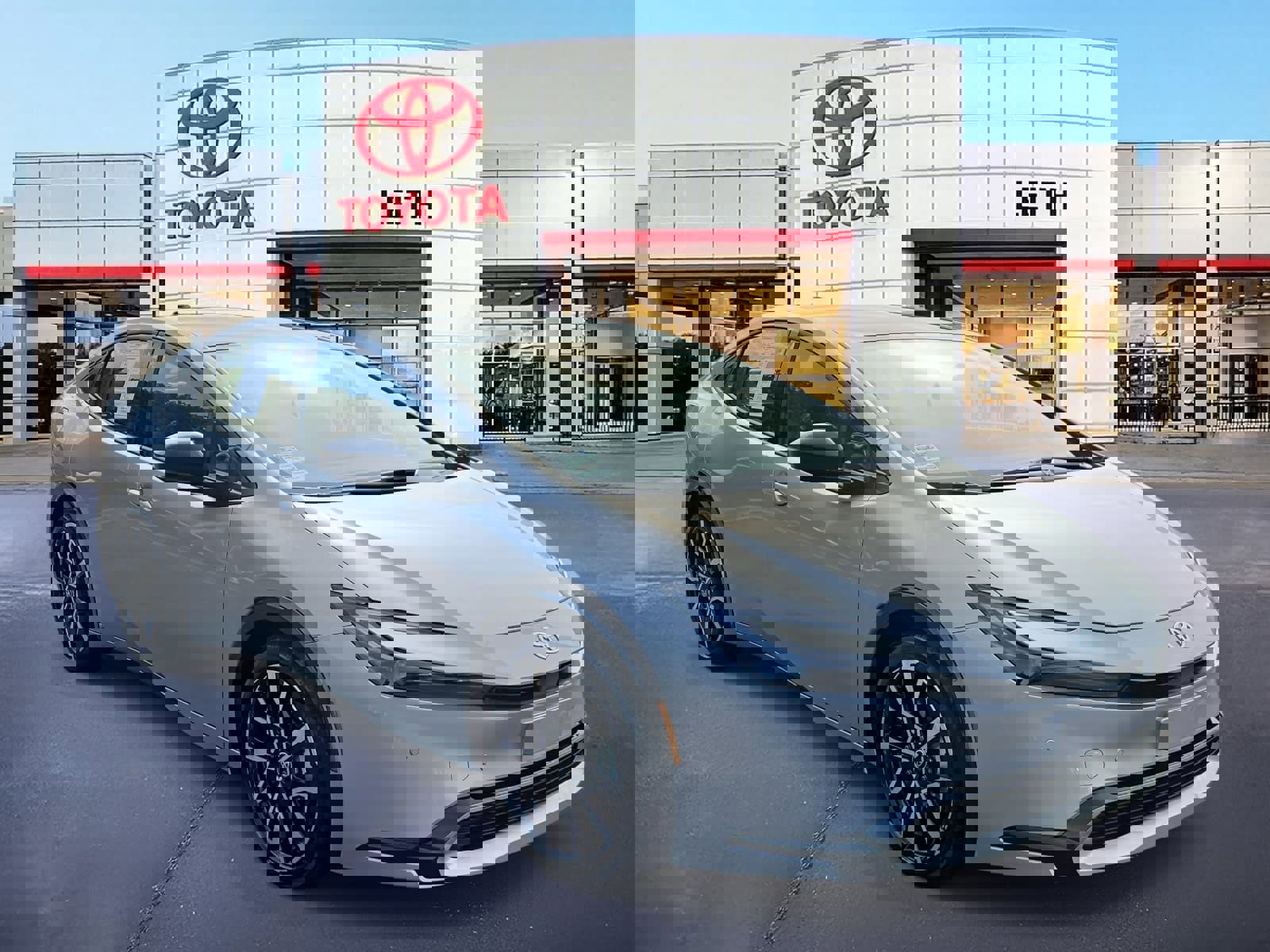 Used 2025 Toyota Prius Plug-In Hybrid image 3