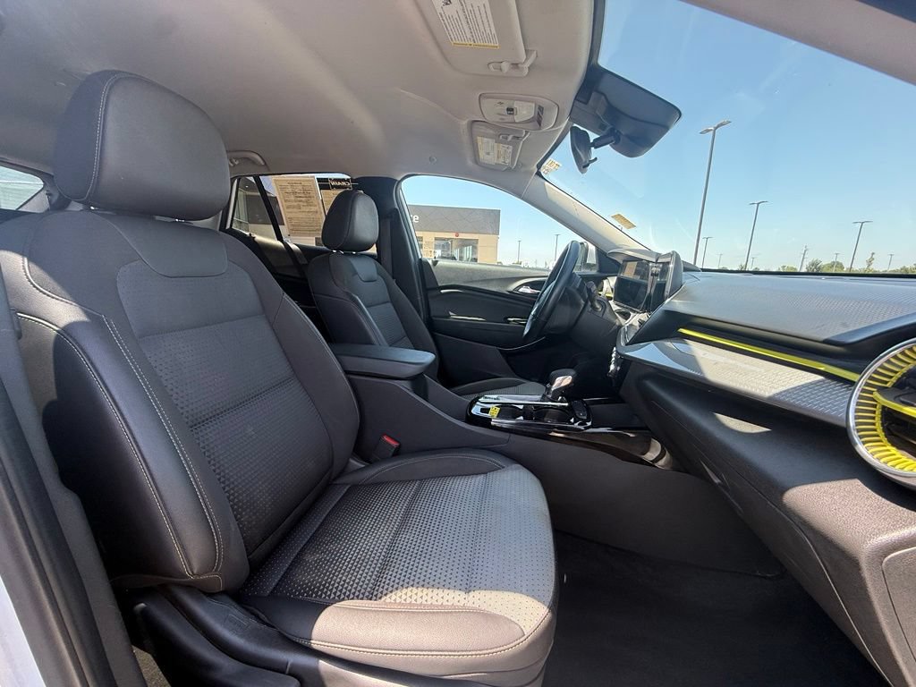 Used 2024 Chevrolet Trax LT w/ Driver Confidence Package FWD image 28