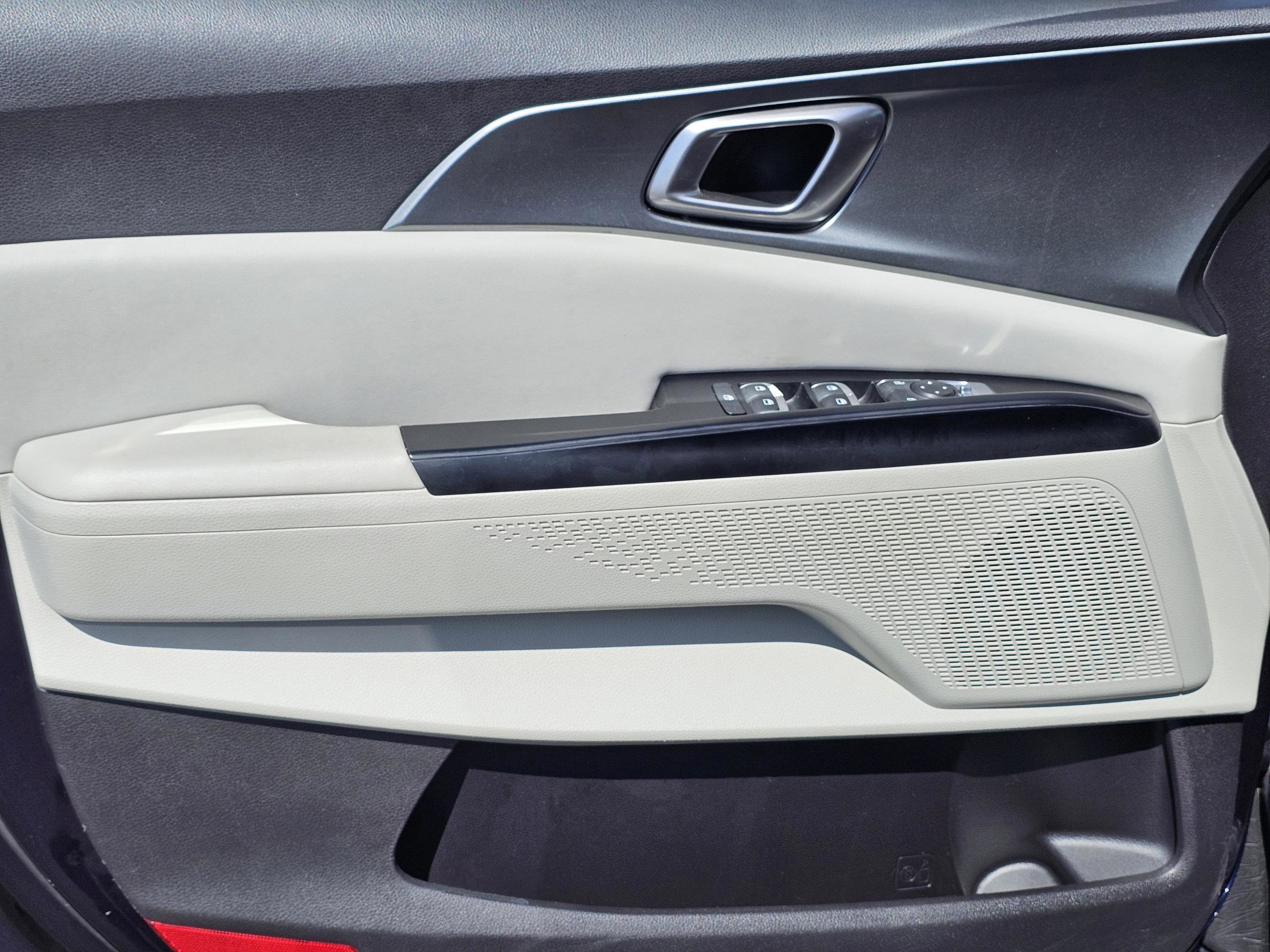 Used 2023 Kia Carnival LX image 14