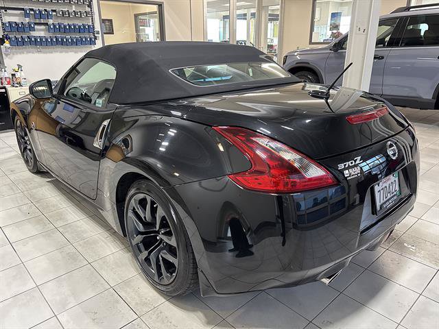 Used 2018 Nissan 370Z Touring RWD image 2