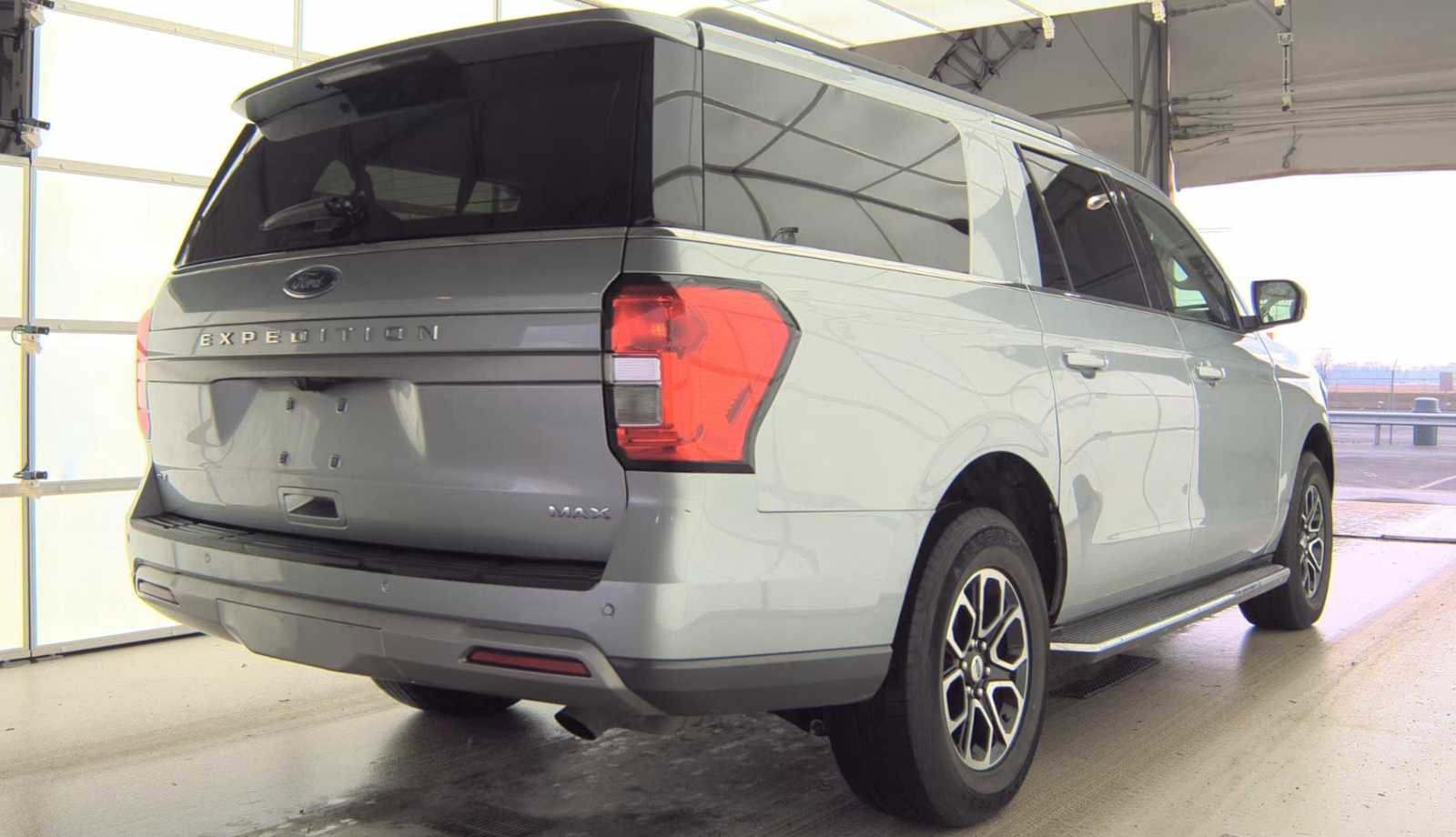 Used 2023 Ford Expedition Max XLT image 4