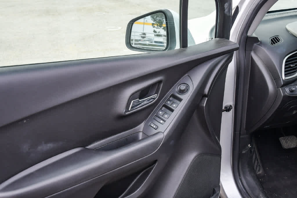Used 2019 Chevrolet Trax LT w/ LT Convenience Package FWD image 26