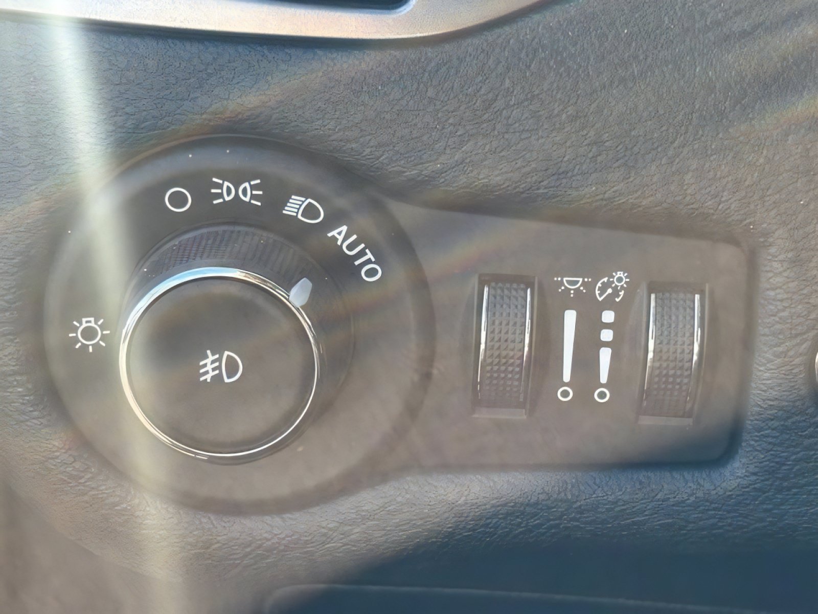 Used 2019 Jeep Cherokee Latitude Plus w/ Comfort/Convenience Group FWD image 26