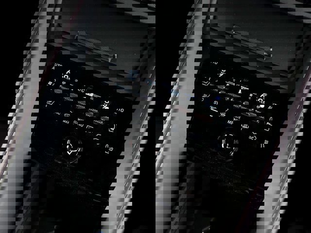 New 2025 Porsche Macan 4 Electric image 18