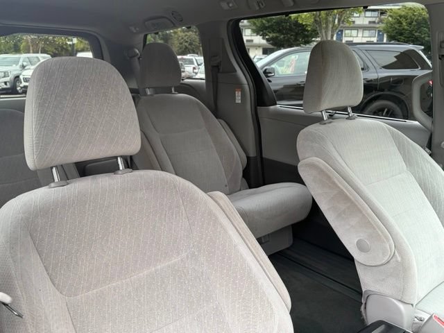 Used 2017 Toyota Sienna LE FWD image 29