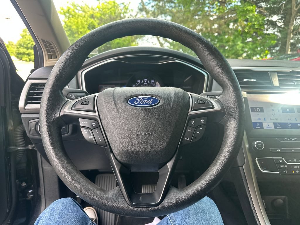 Used 2020 Ford Fusion SE FWD image 12