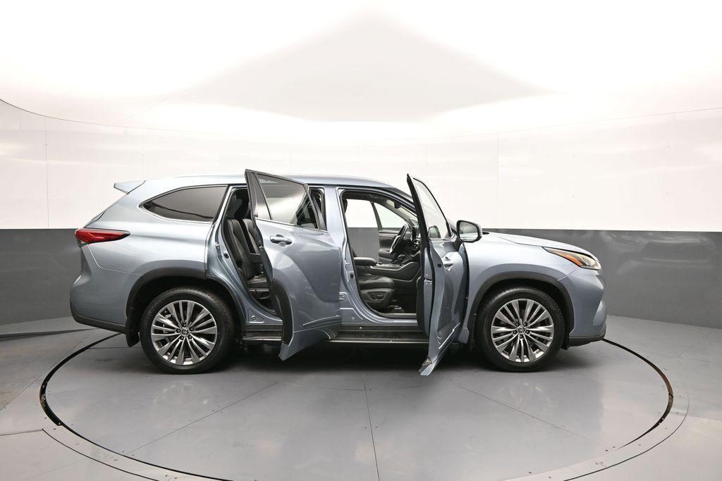 Certified 2020 Toyota Highlander Platinum w/ Preferred Accessory Package AWD/4WD image 45
