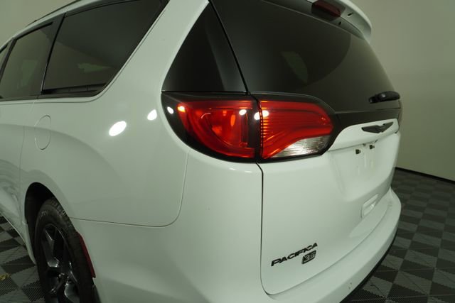 Used 2020 Chrysler Pacifica Touring-L image 12