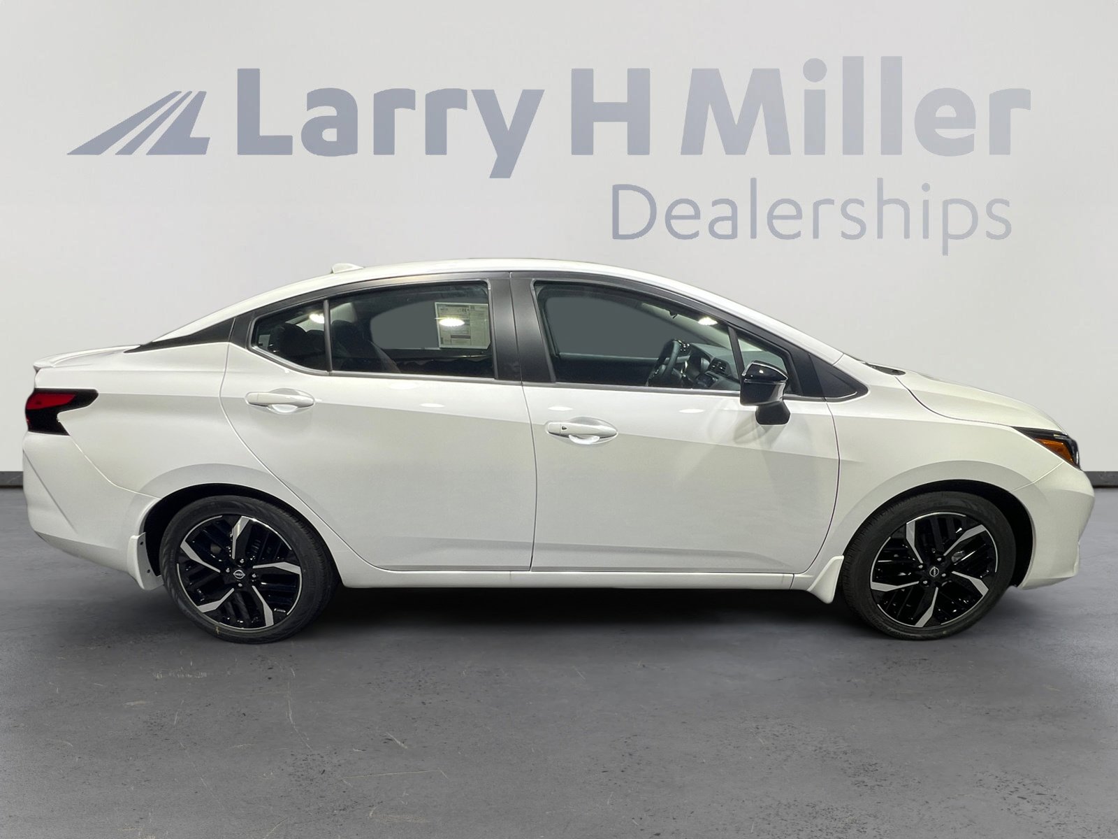 New 2025 Nissan Versa SR w/ Trunk Package image 6