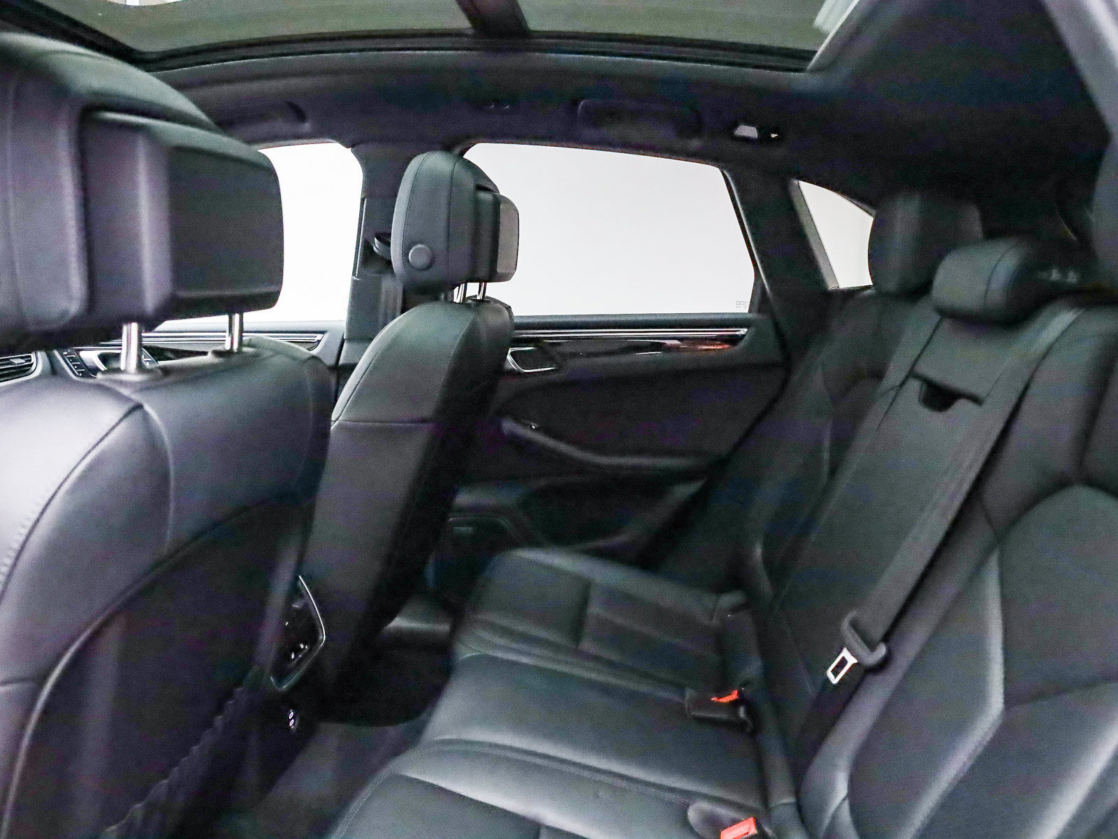 Certified 2025 Porsche Macan AWD/4WD image 20