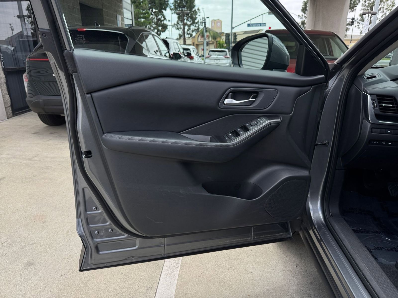 Used 2025 Nissan Rogue SV FWD image 18