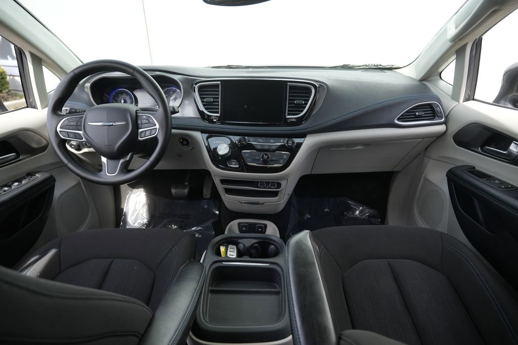 Used 2021 Chrysler Pacifica Touring image 31