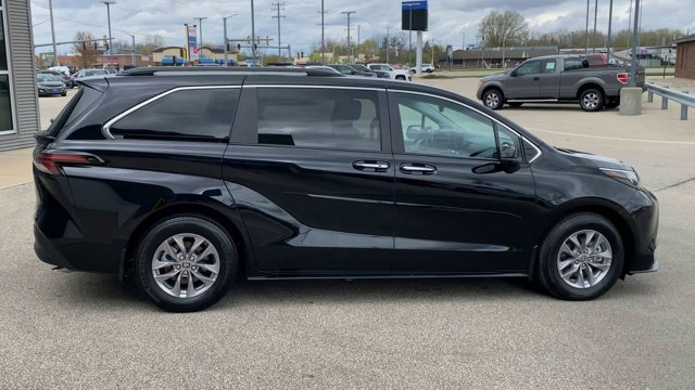 Used 2024 Toyota Sienna XLE w/ XLE Plus Package FWD image 2
