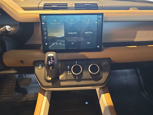 New 2025 Land Rover Defender 130 X-Dynamic SE image 13
